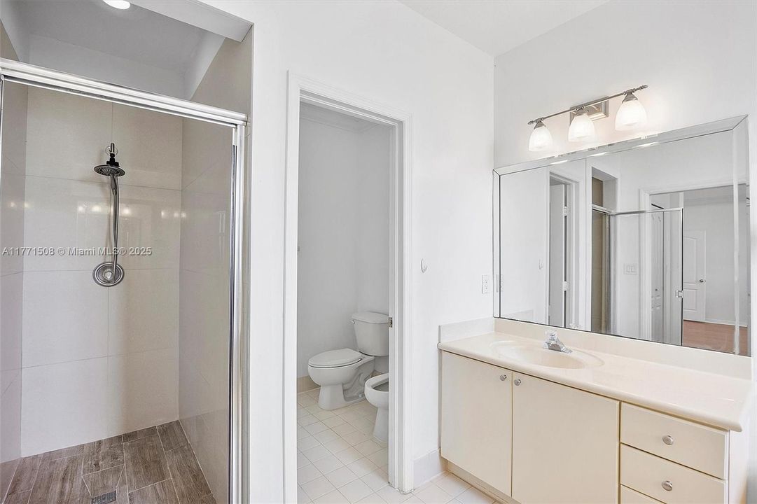 Под контрактом: $4,050 (5 спален, 3 ванн, 2378 Квадратных фут)