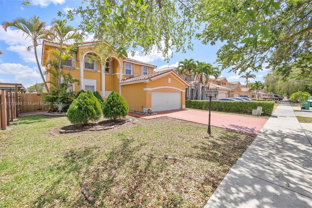 Под контрактом: $4,050 (5 спален, 3 ванн, 2378 Квадратных фут)