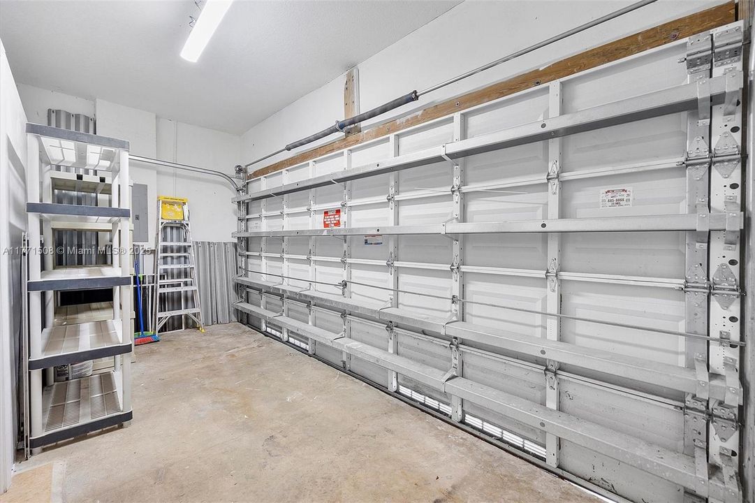 Под контрактом: $4,050 (5 спален, 3 ванн, 2378 Квадратных фут)