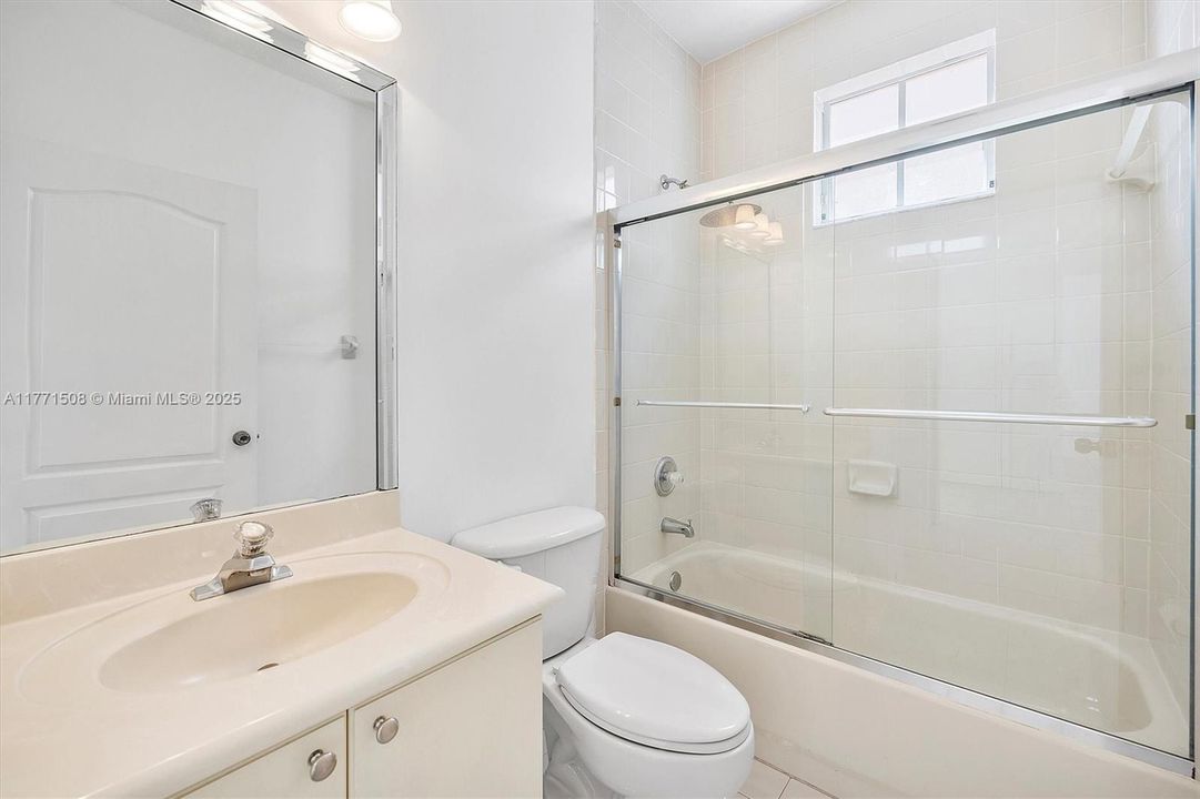 Под контрактом: $4,050 (5 спален, 3 ванн, 2378 Квадратных фут)