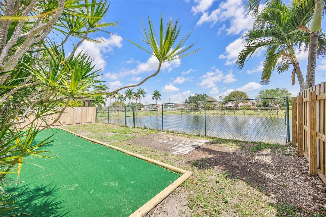 Под контрактом: $4,050 (5 спален, 3 ванн, 2378 Квадратных фут)