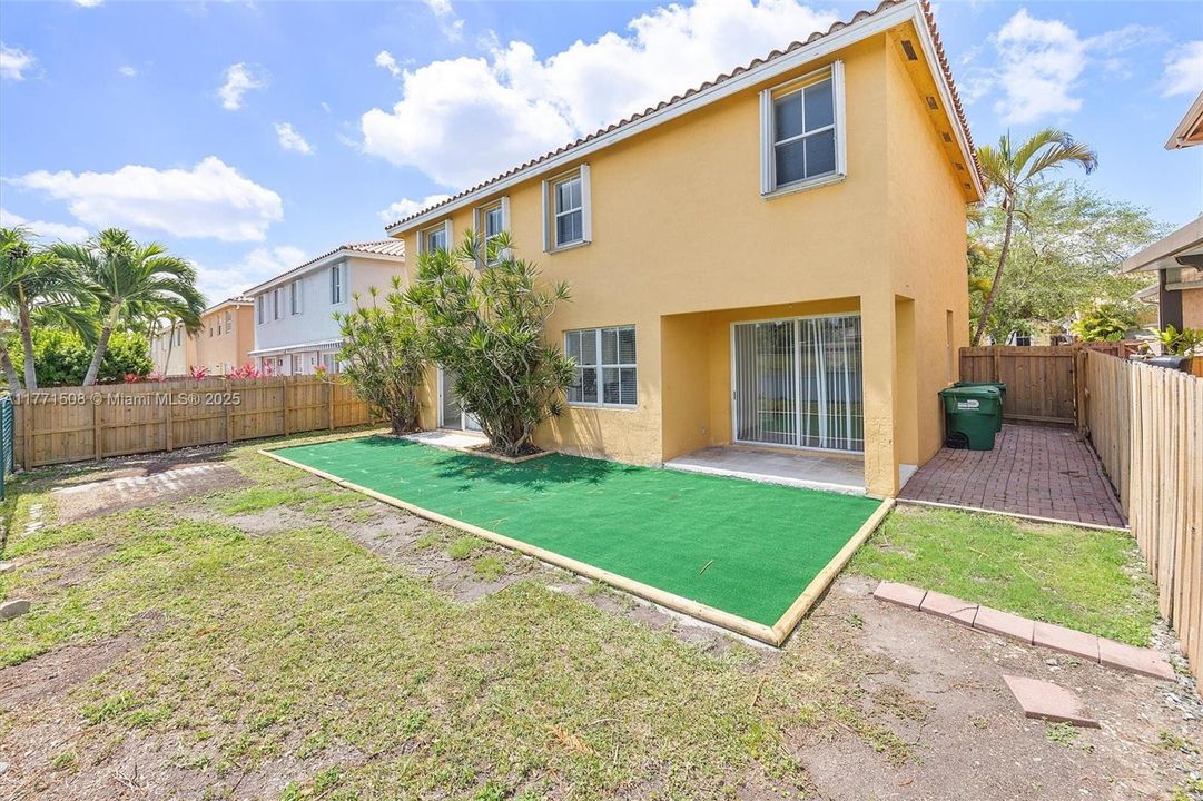 Под контрактом: $4,050 (5 спален, 3 ванн, 2378 Квадратных фут)