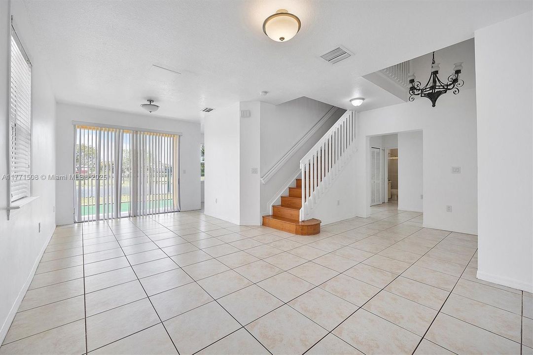 Под контрактом: $4,050 (5 спален, 3 ванн, 2378 Квадратных фут)