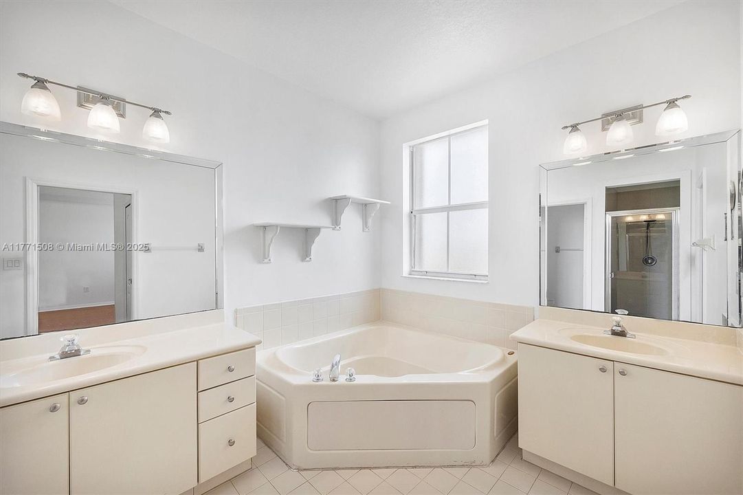 Под контрактом: $4,050 (5 спален, 3 ванн, 2378 Квадратных фут)