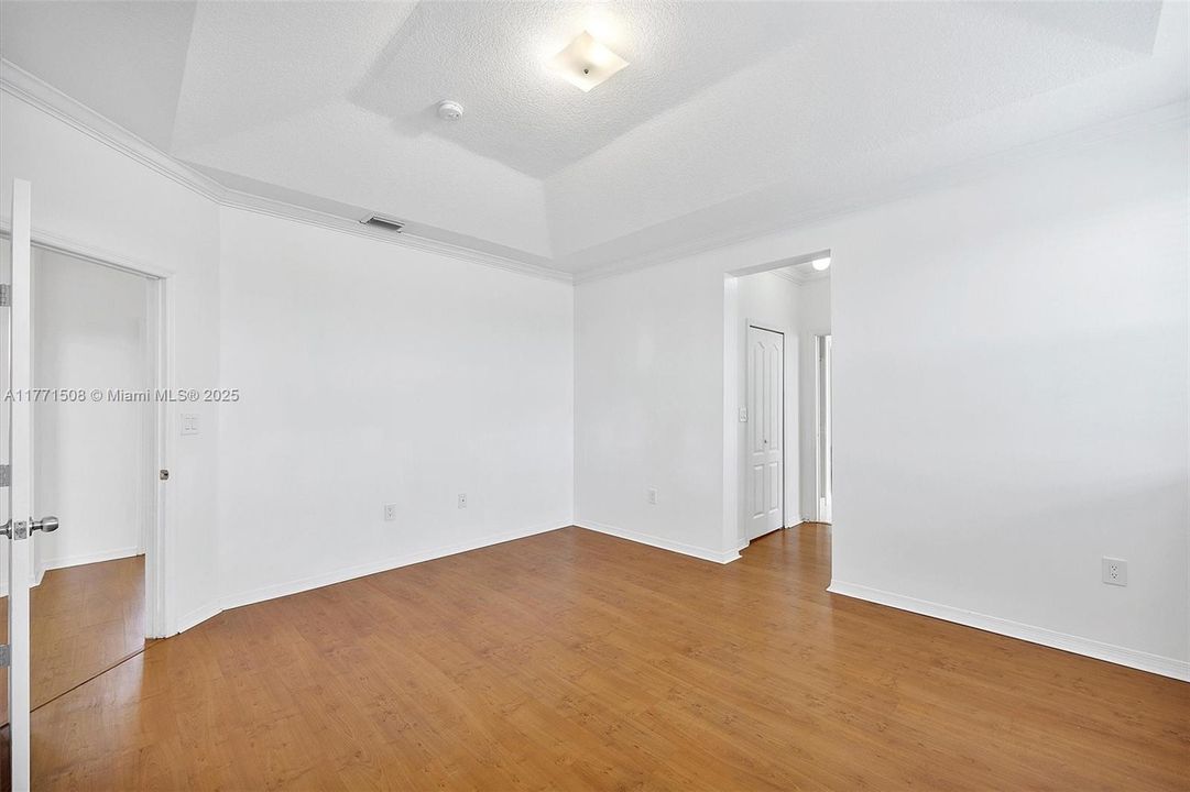 Под контрактом: $4,050 (5 спален, 3 ванн, 2378 Квадратных фут)