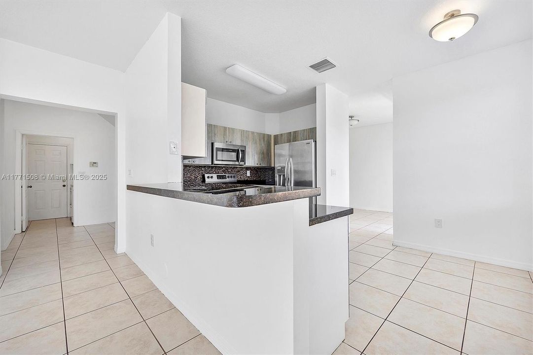 Под контрактом: $4,050 (5 спален, 3 ванн, 2378 Квадратных фут)