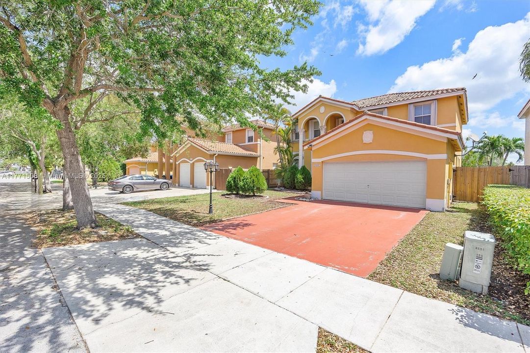 Под контрактом: $4,050 (5 спален, 3 ванн, 2378 Квадратных фут)