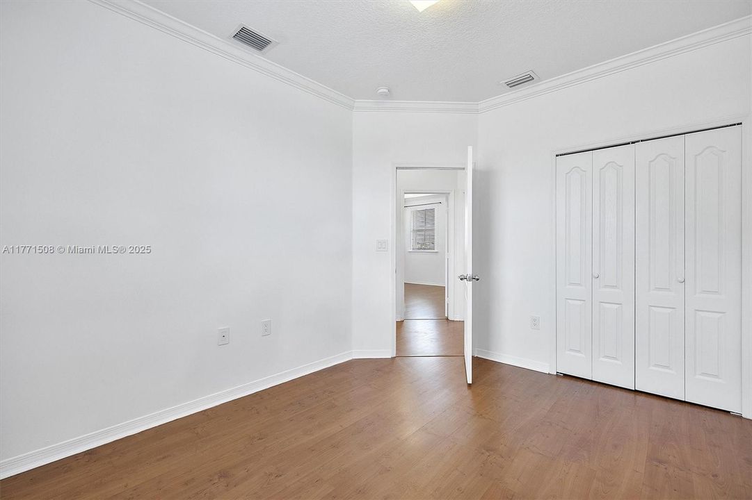 Под контрактом: $4,050 (5 спален, 3 ванн, 2378 Квадратных фут)