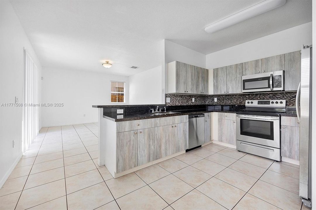 Под контрактом: $4,050 (5 спален, 3 ванн, 2378 Квадратных фут)