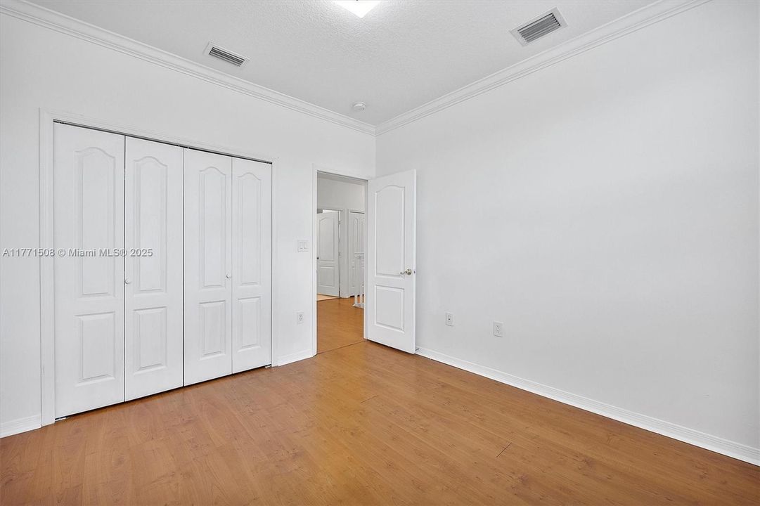 Под контрактом: $4,050 (5 спален, 3 ванн, 2378 Квадратных фут)