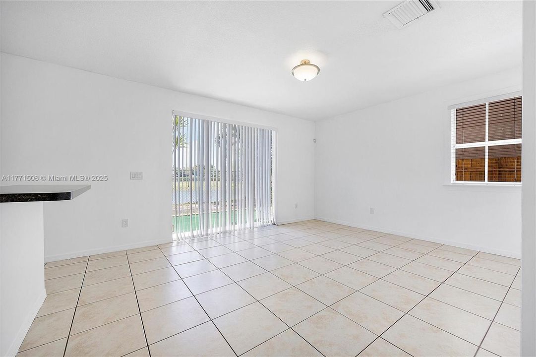 Под контрактом: $4,050 (5 спален, 3 ванн, 2378 Квадратных фут)