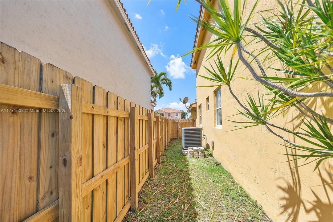 Под контрактом: $4,050 (5 спален, 3 ванн, 2378 Квадратных фут)