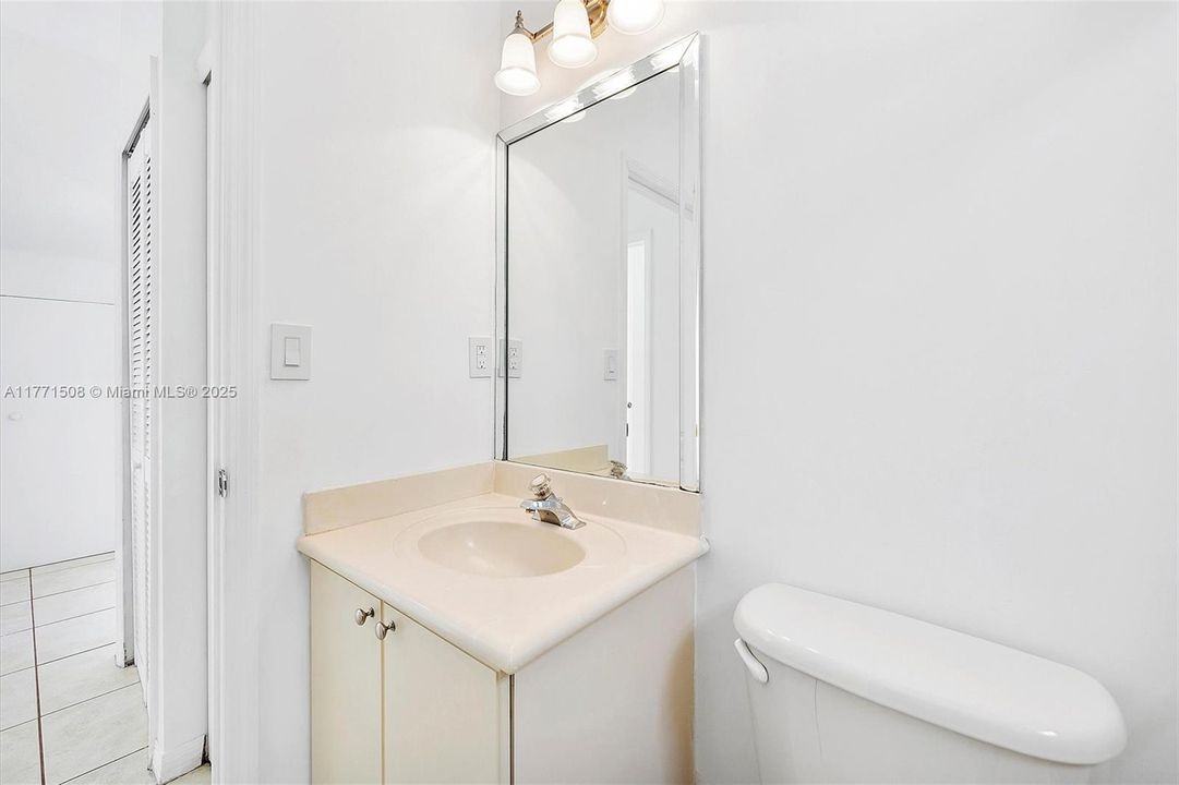 Под контрактом: $4,050 (5 спален, 3 ванн, 2378 Квадратных фут)