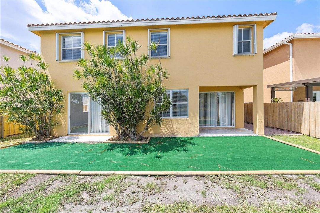 Под контрактом: $4,050 (5 спален, 3 ванн, 2378 Квадратных фут)