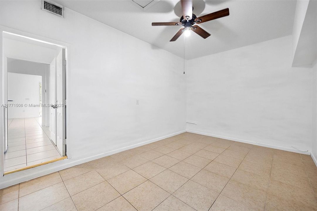 Под контрактом: $4,050 (5 спален, 3 ванн, 2378 Квадратных фут)