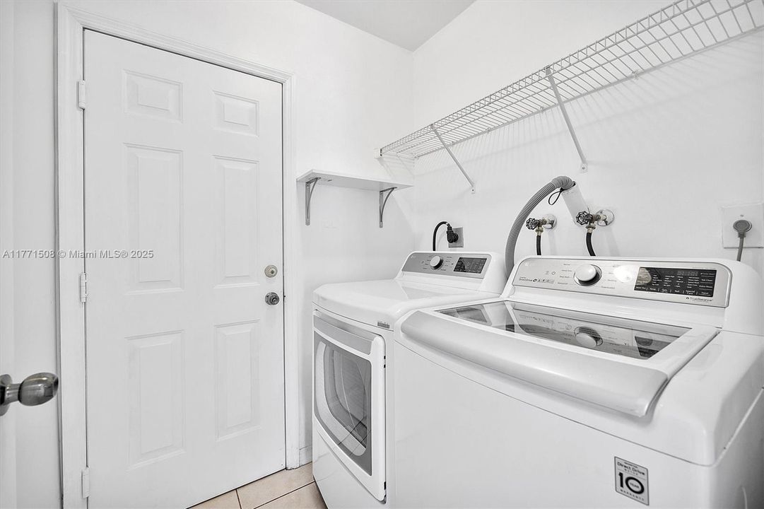 Под контрактом: $4,050 (5 спален, 3 ванн, 2378 Квадратных фут)