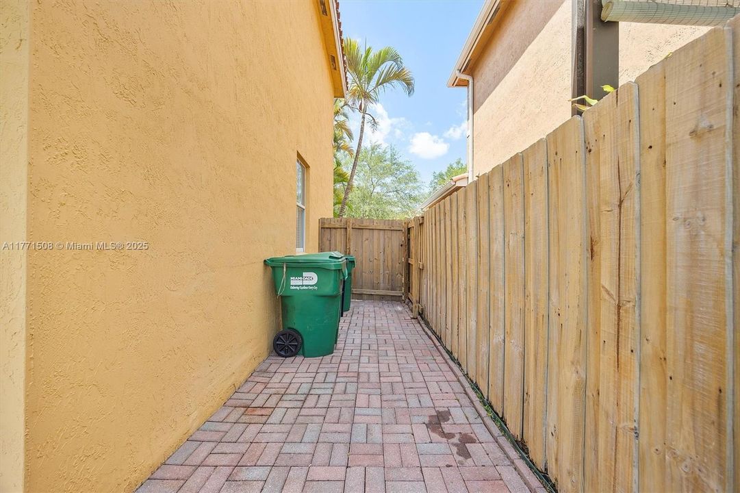 Под контрактом: $4,050 (5 спален, 3 ванн, 2378 Квадратных фут)