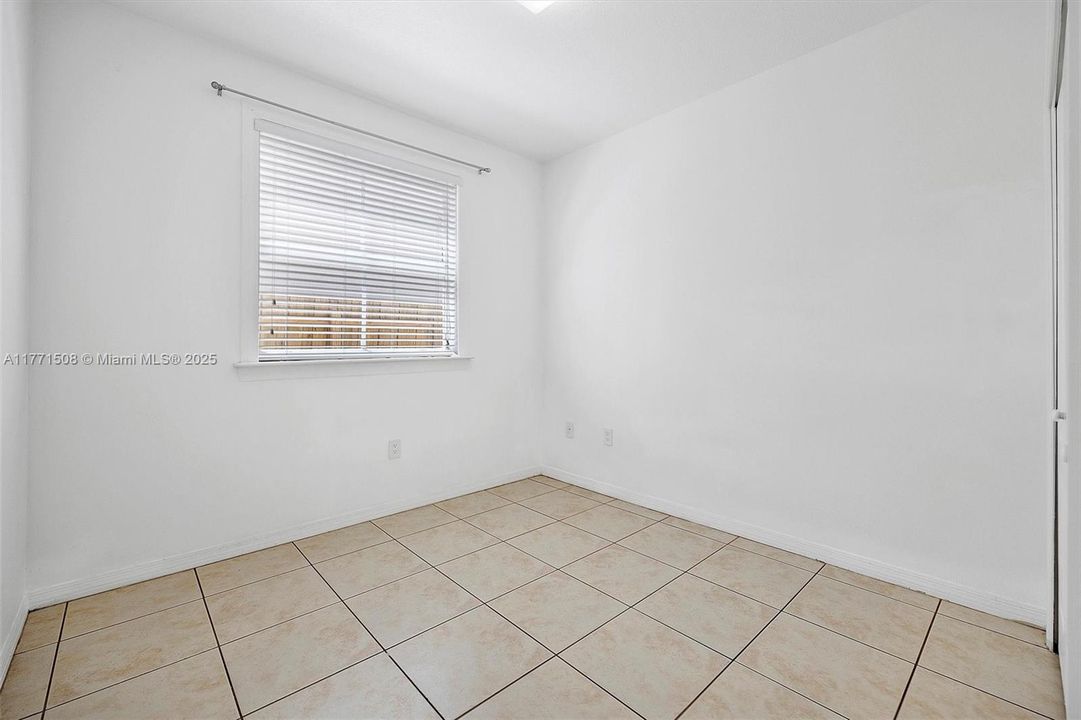 Под контрактом: $4,050 (5 спален, 3 ванн, 2378 Квадратных фут)