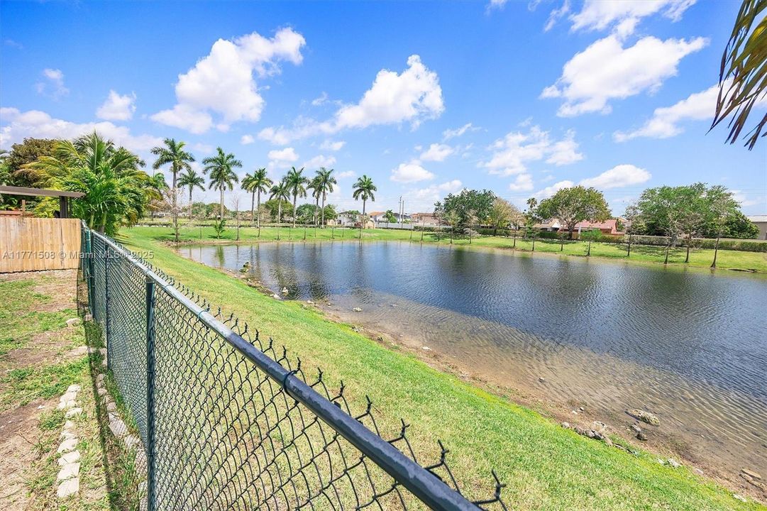 Под контрактом: $4,050 (5 спален, 3 ванн, 2378 Квадратных фут)