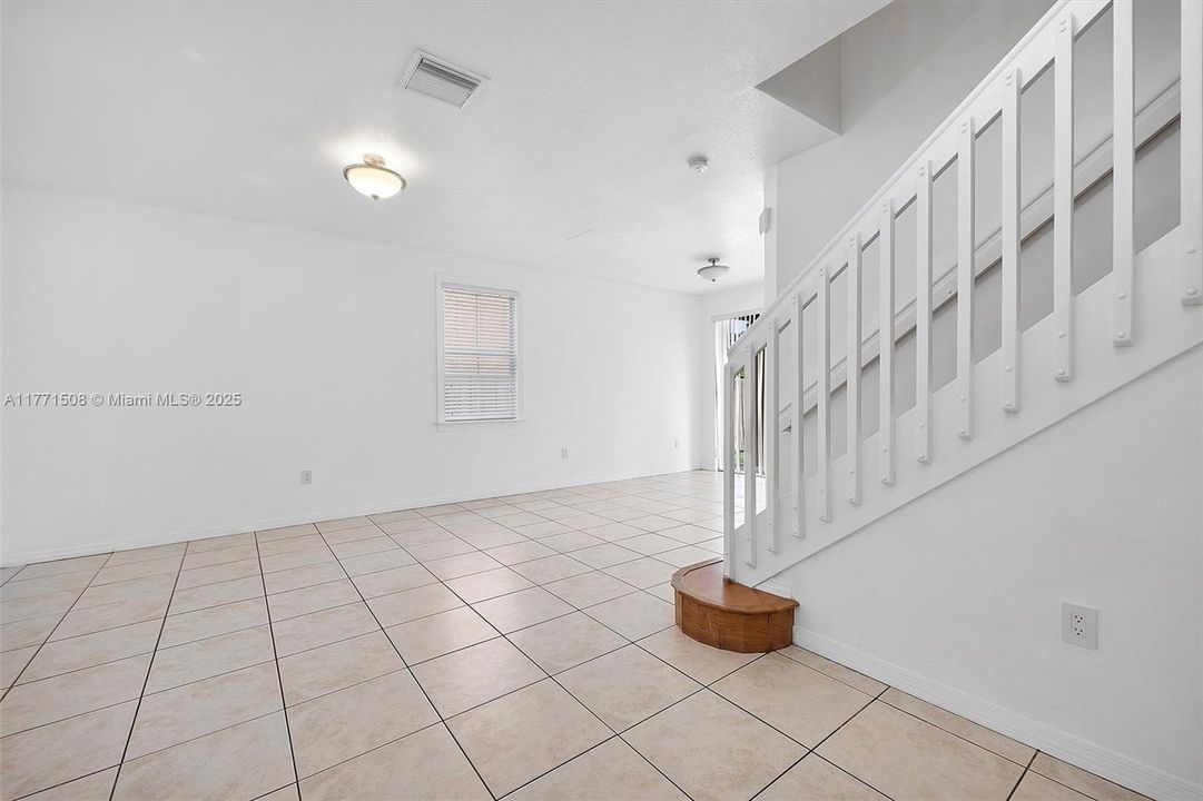 Под контрактом: $4,050 (5 спален, 3 ванн, 2378 Квадратных фут)