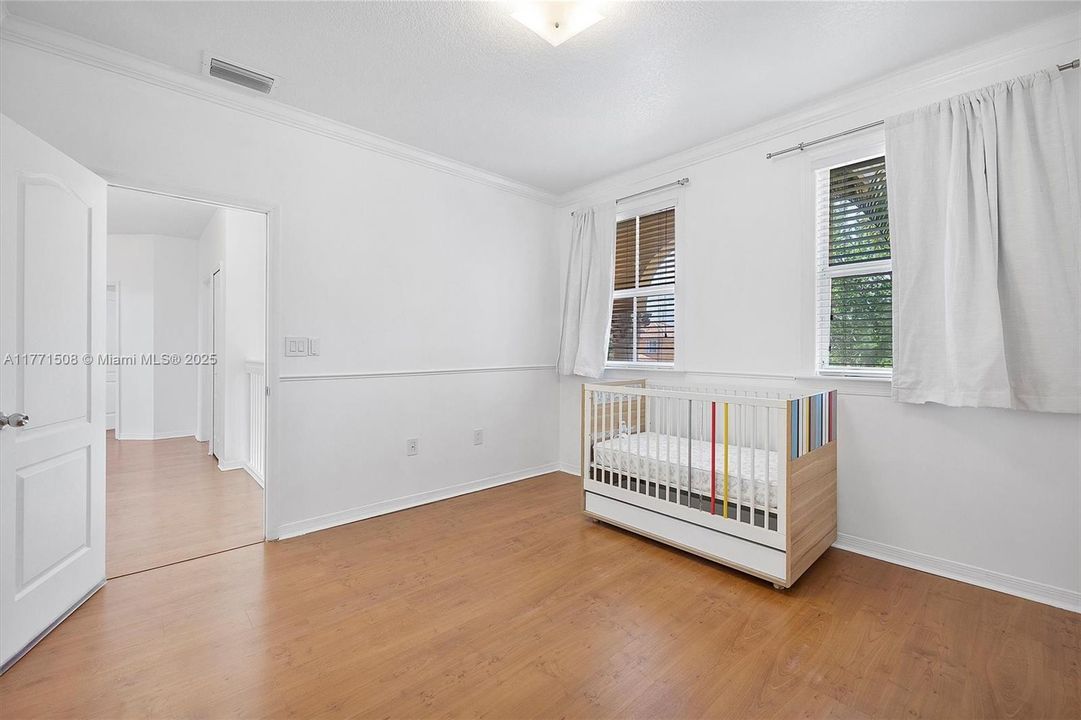 Под контрактом: $4,050 (5 спален, 3 ванн, 2378 Квадратных фут)