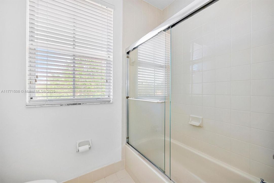 Под контрактом: $4,050 (5 спален, 3 ванн, 2378 Квадратных фут)