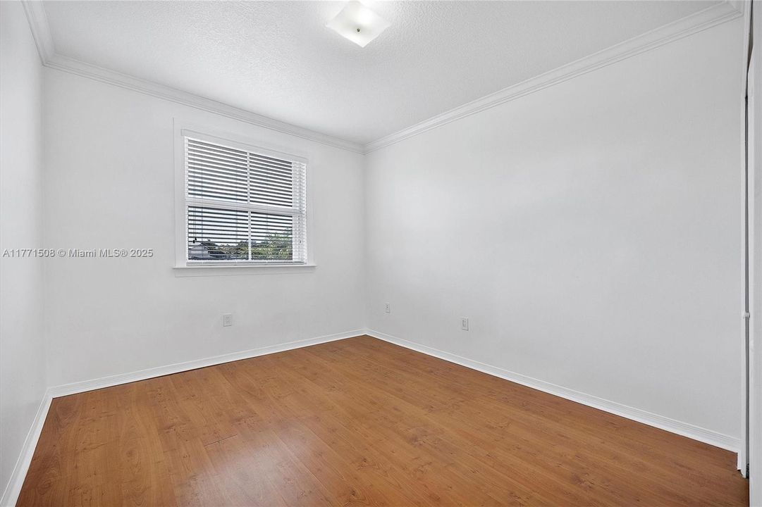 Под контрактом: $4,050 (5 спален, 3 ванн, 2378 Квадратных фут)