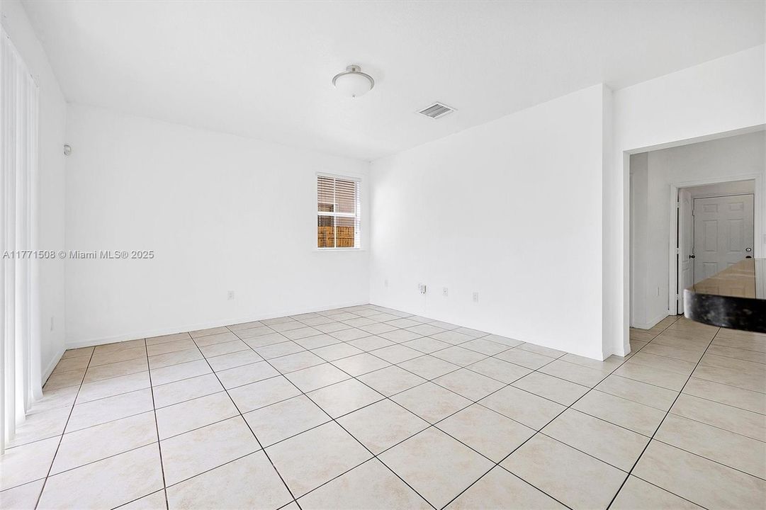 Под контрактом: $4,050 (5 спален, 3 ванн, 2378 Квадратных фут)