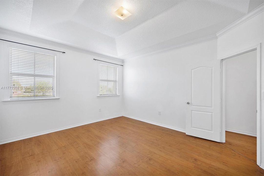 Под контрактом: $4,050 (5 спален, 3 ванн, 2378 Квадратных фут)