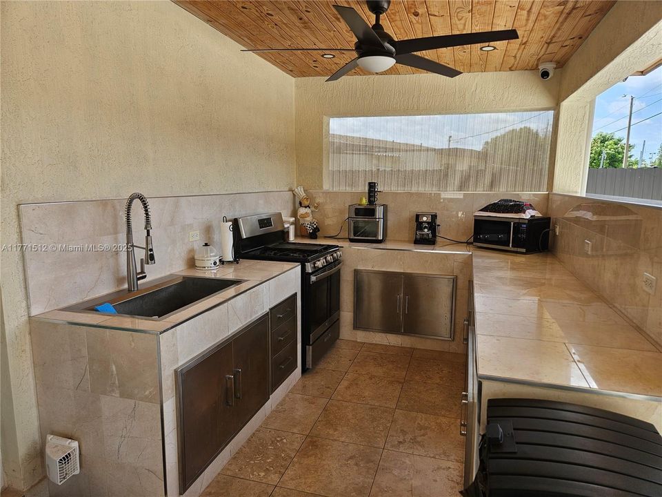 最近售出: $639,000 (5 贝兹, 2 浴室, 1484 平方英尺)