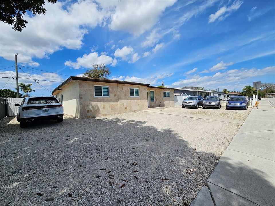 最近售出: $639,000 (5 贝兹, 2 浴室, 1484 平方英尺)