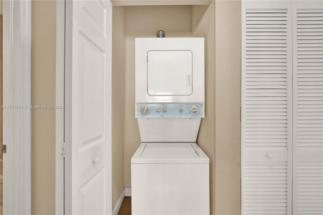 Recently Sold: $225,000 (2 beds, 2 baths, 1048 Square Feet)