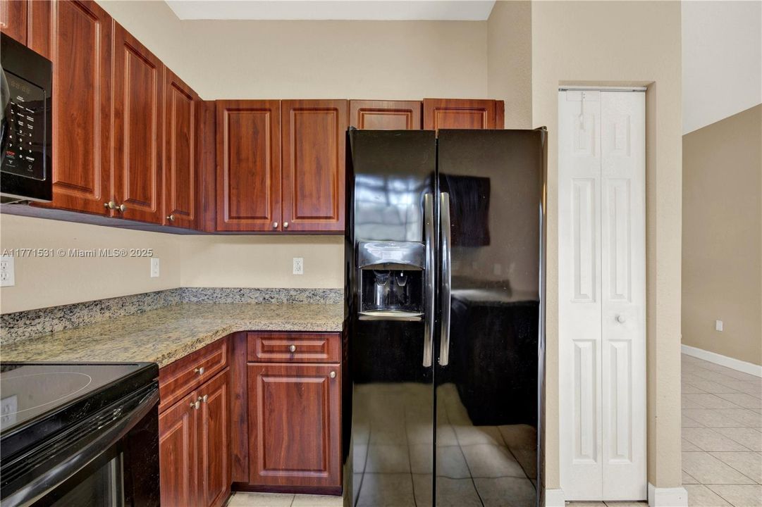 Recently Sold: $225,000 (2 beds, 2 baths, 1048 Square Feet)