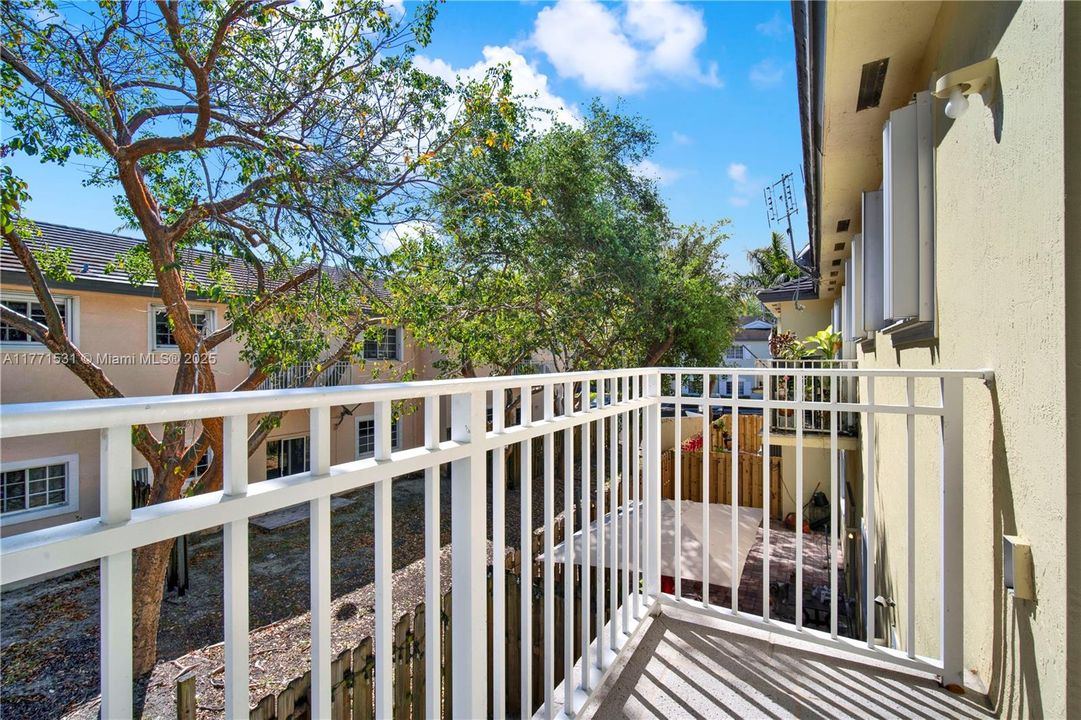 Recently Sold: $225,000 (2 beds, 2 baths, 1048 Square Feet)