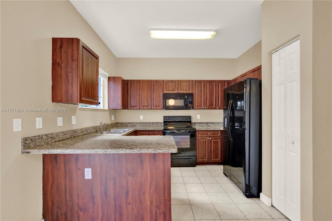 Recently Sold: $225,000 (2 beds, 2 baths, 1048 Square Feet)