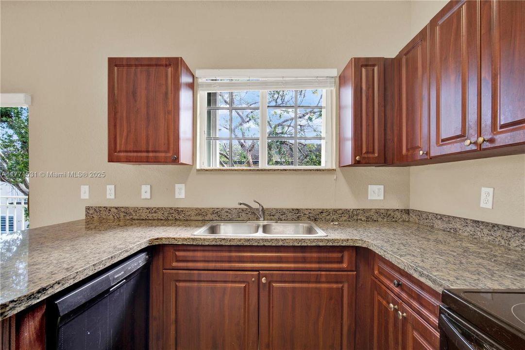 Recently Sold: $225,000 (2 beds, 2 baths, 1048 Square Feet)