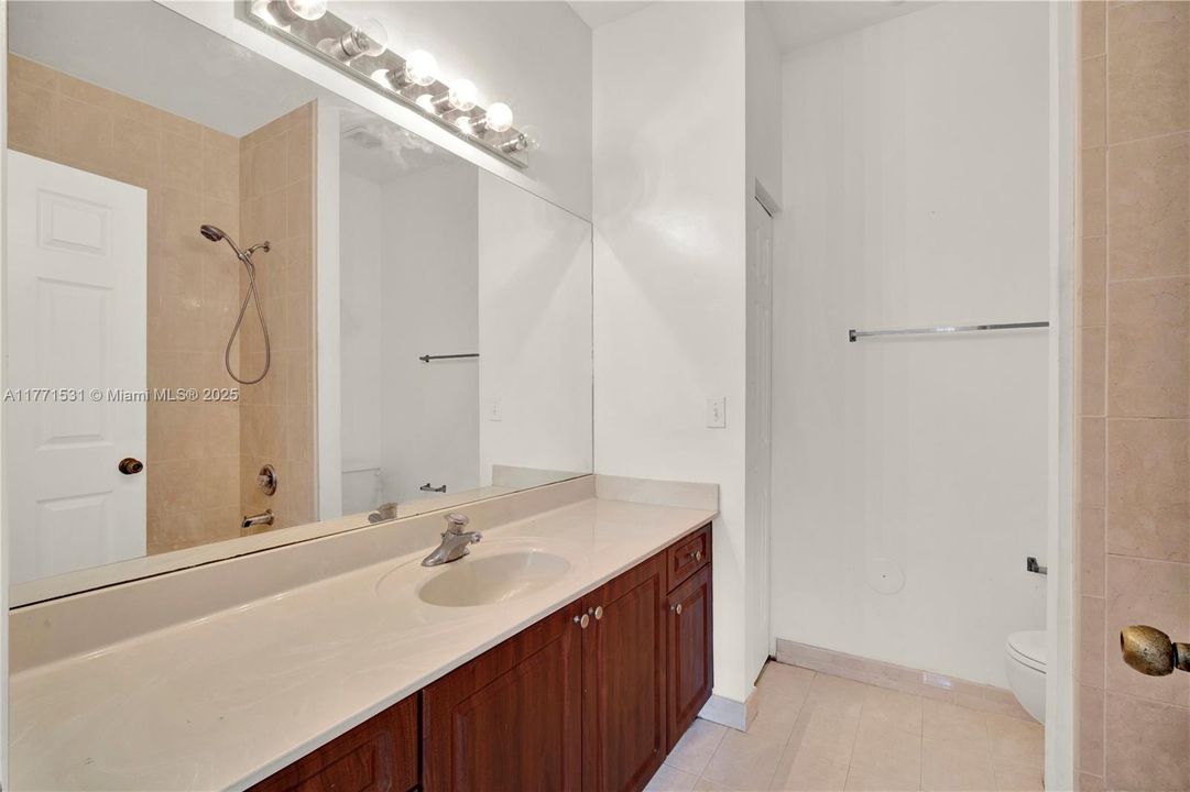 Recently Sold: $225,000 (2 beds, 2 baths, 1048 Square Feet)