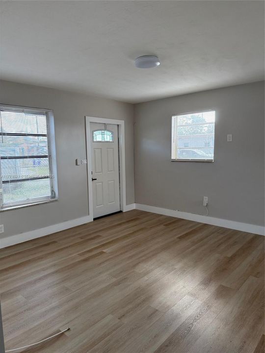 Recently Rented: $2,425 (3 beds, 1 baths, 920 Square Feet)