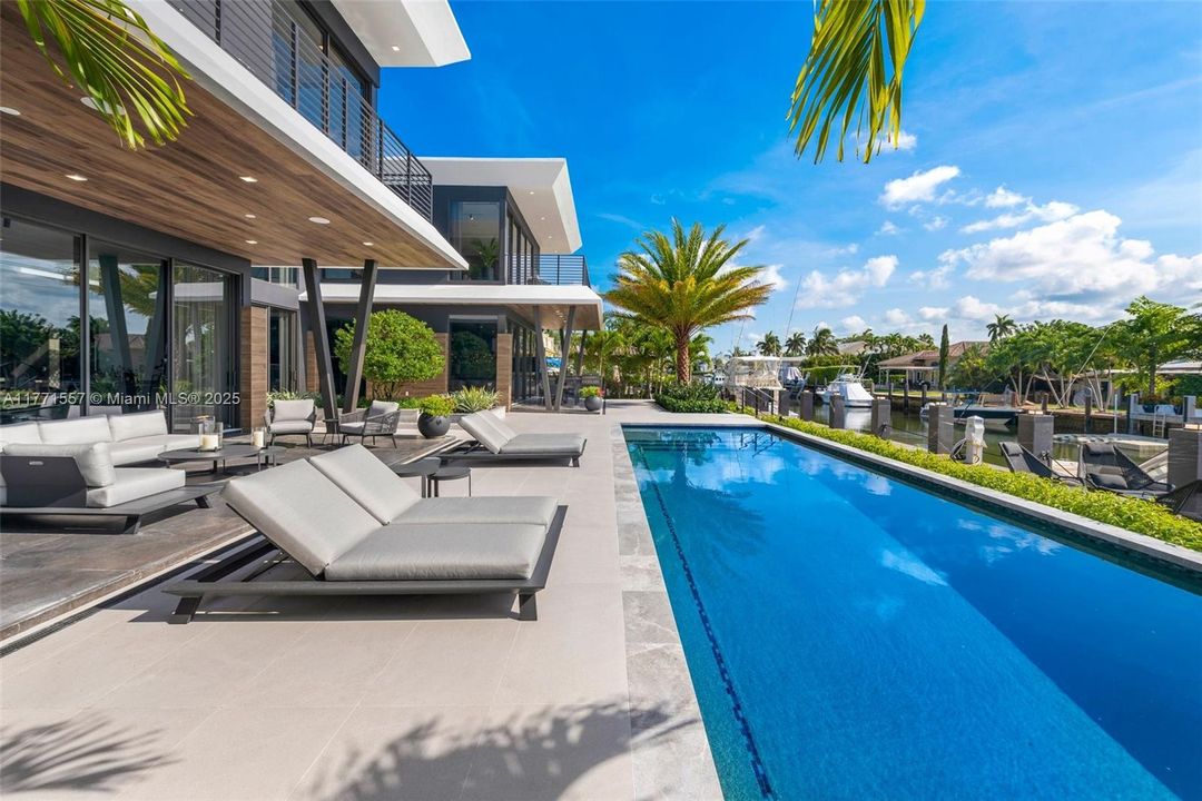 最近售出: $10,900,000 (5 贝兹, 6 浴室, 6619 平方英尺)