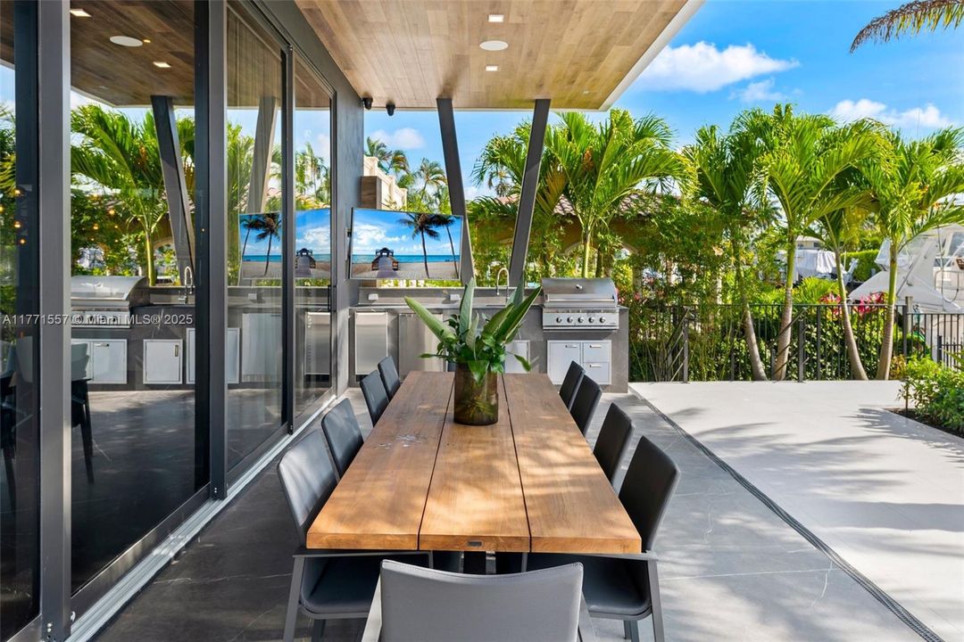 最近售出: $10,900,000 (5 贝兹, 6 浴室, 6619 平方英尺)