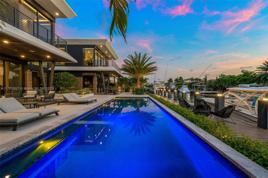 最近售出: $10,900,000 (5 贝兹, 6 浴室, 6619 平方英尺)