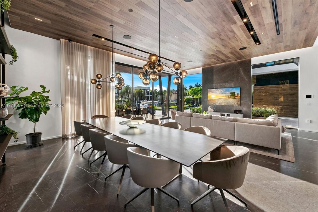 最近售出: $10,900,000 (5 贝兹, 6 浴室, 6619 平方英尺)