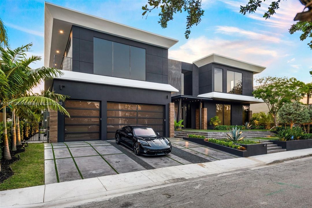 最近售出: $10,900,000 (5 贝兹, 6 浴室, 6619 平方英尺)