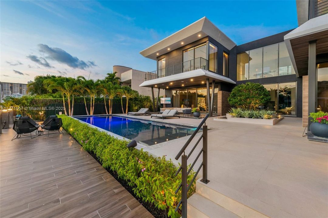 最近售出: $10,900,000 (5 贝兹, 6 浴室, 6619 平方英尺)