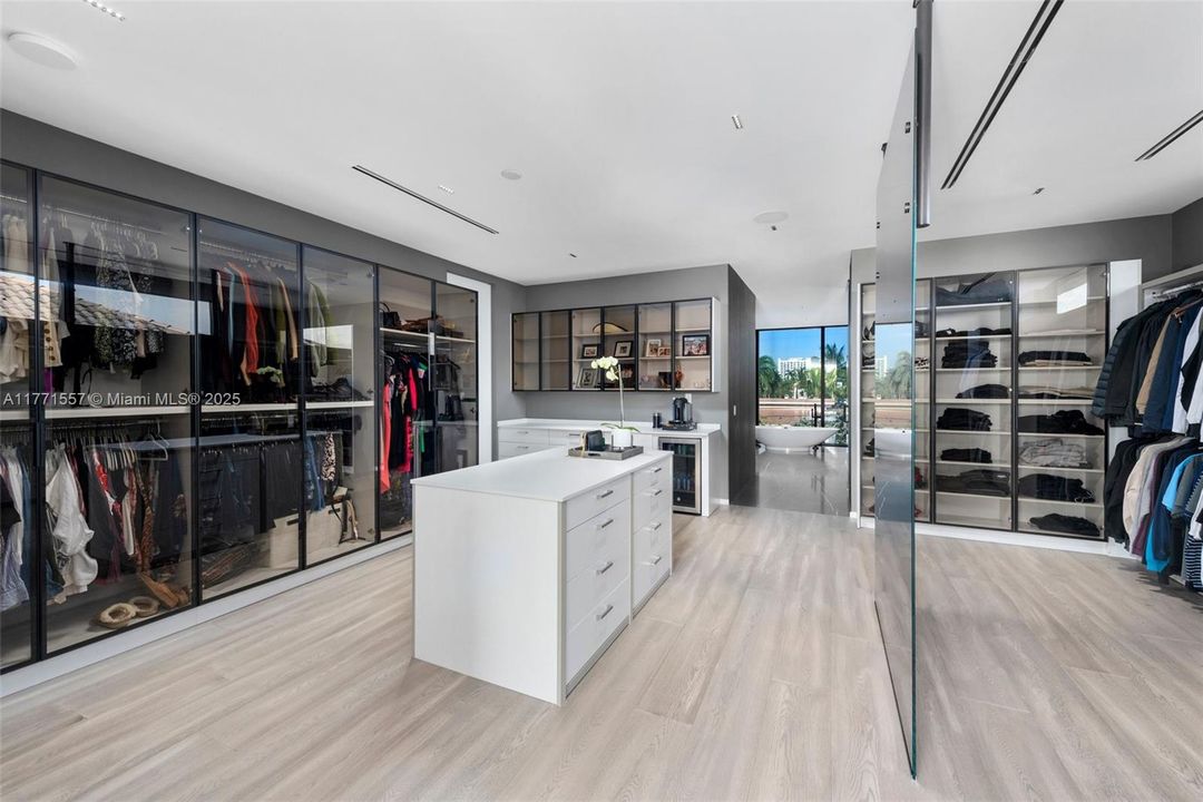 最近售出: $10,900,000 (5 贝兹, 6 浴室, 6619 平方英尺)