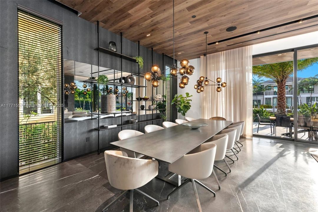 最近售出: $10,900,000 (5 贝兹, 6 浴室, 6619 平方英尺)