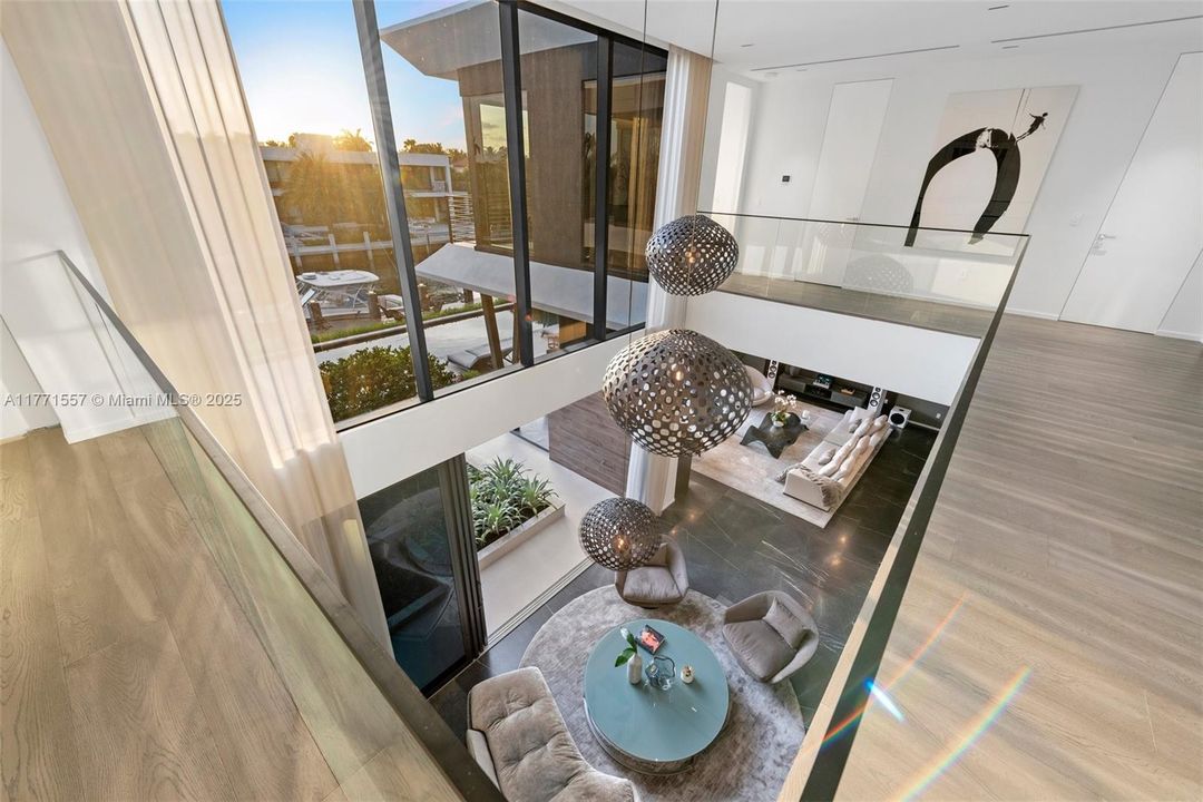 最近售出: $10,900,000 (5 贝兹, 6 浴室, 6619 平方英尺)