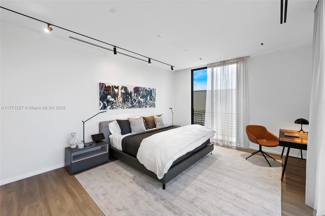 最近售出: $10,900,000 (5 贝兹, 6 浴室, 6619 平方英尺)