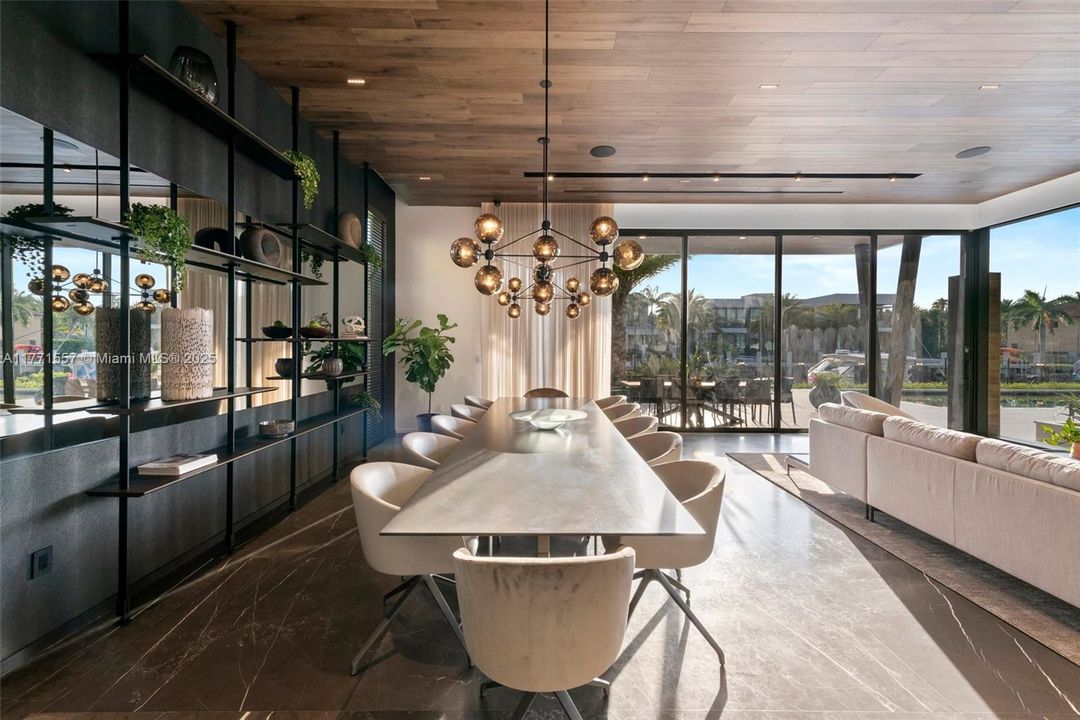 最近售出: $10,900,000 (5 贝兹, 6 浴室, 6619 平方英尺)