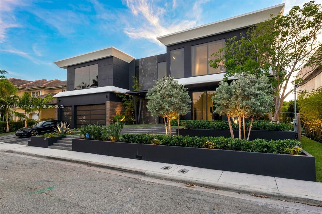 最近售出: $10,900,000 (5 贝兹, 6 浴室, 6619 平方英尺)